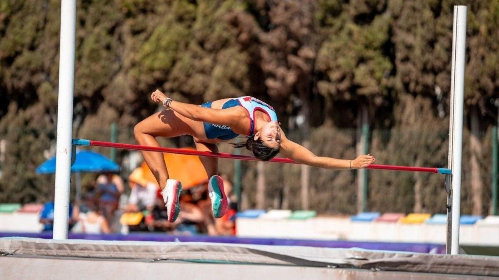 Carlota Salgado pasa el listón de altura en una prueba en la que batió su marca personal.