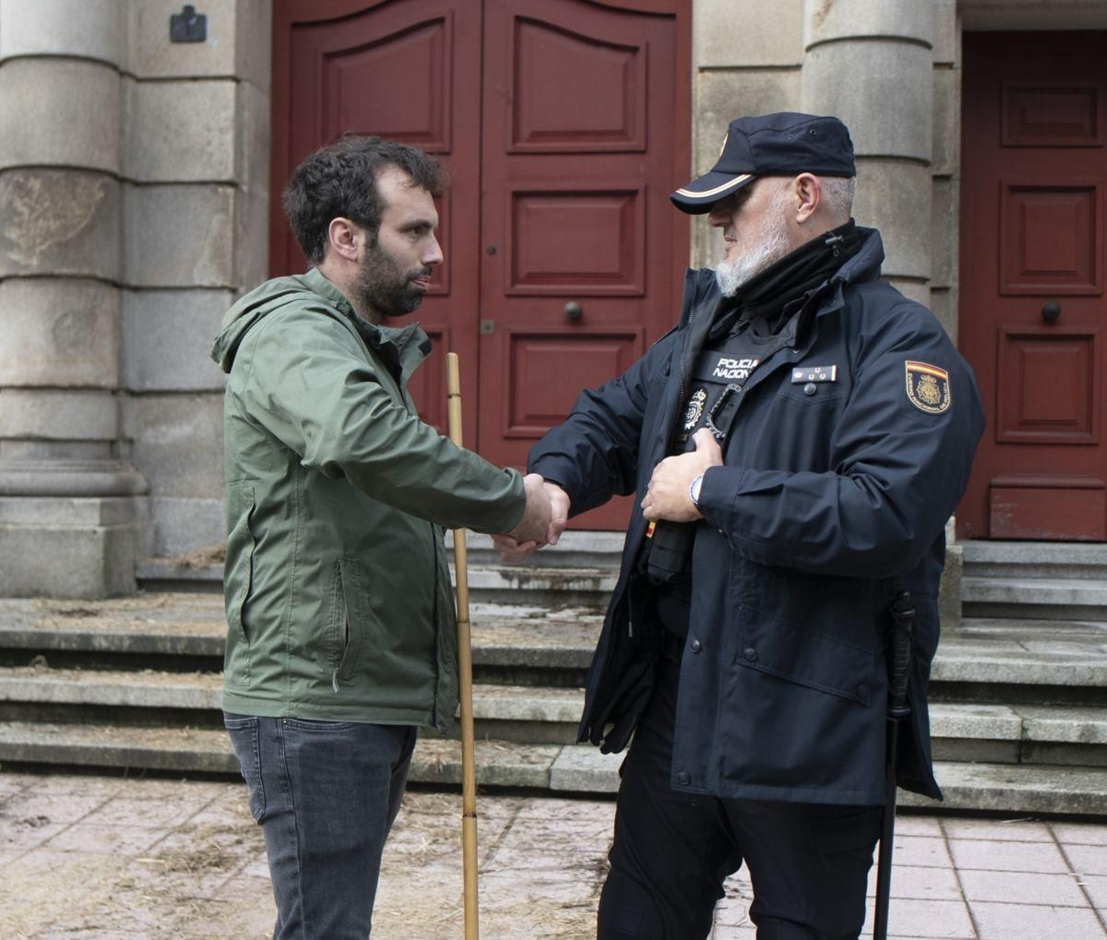 Miguel Gómez se da la mano con un policía.