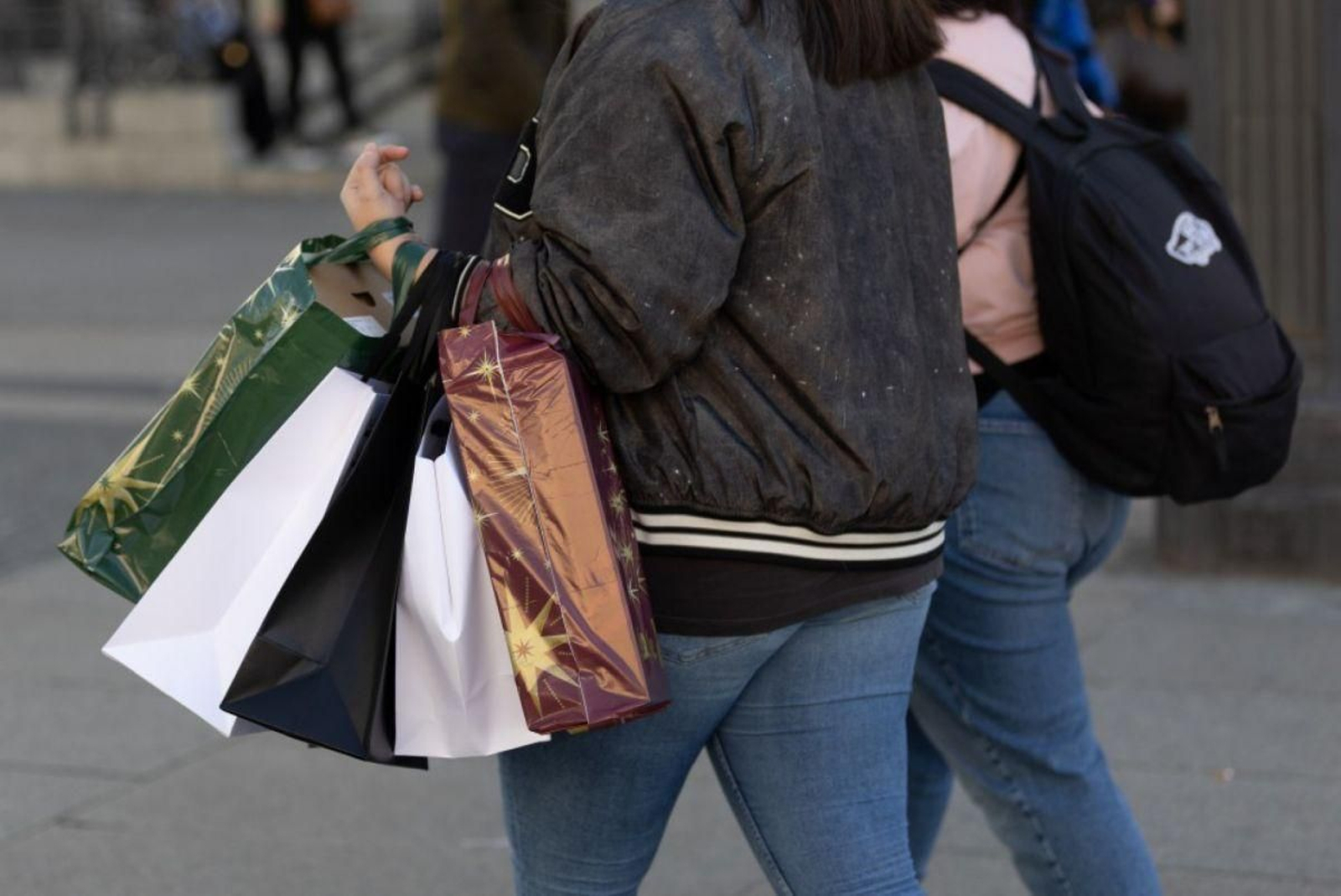 Una mujer con varias bolsas de compras.