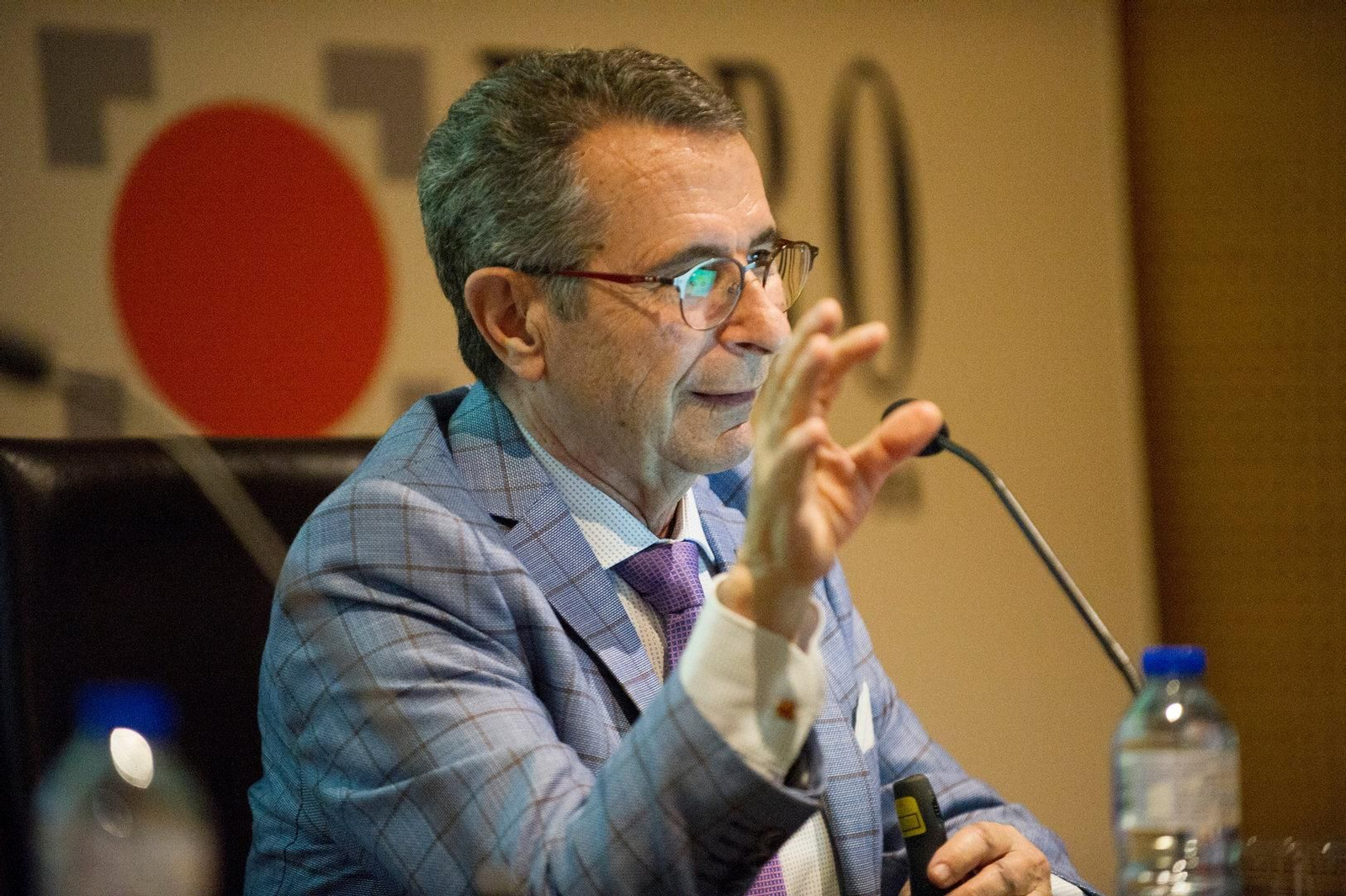 César Muro explicando la historia de este Regimiento.