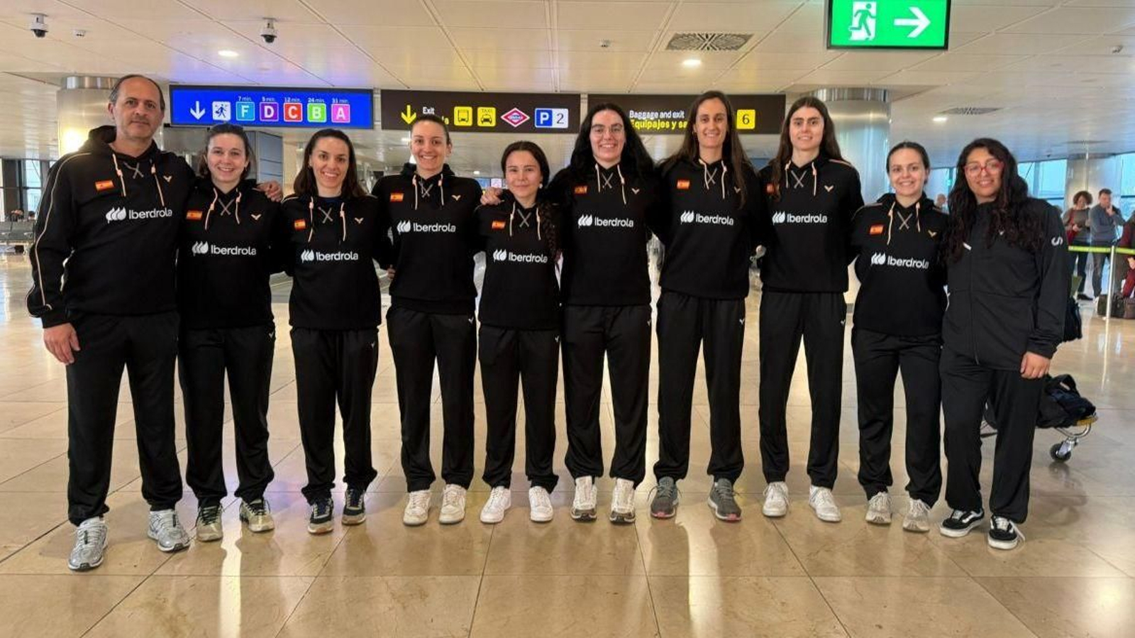 La salvaterrense, segunda desde la derecha, con la selección.