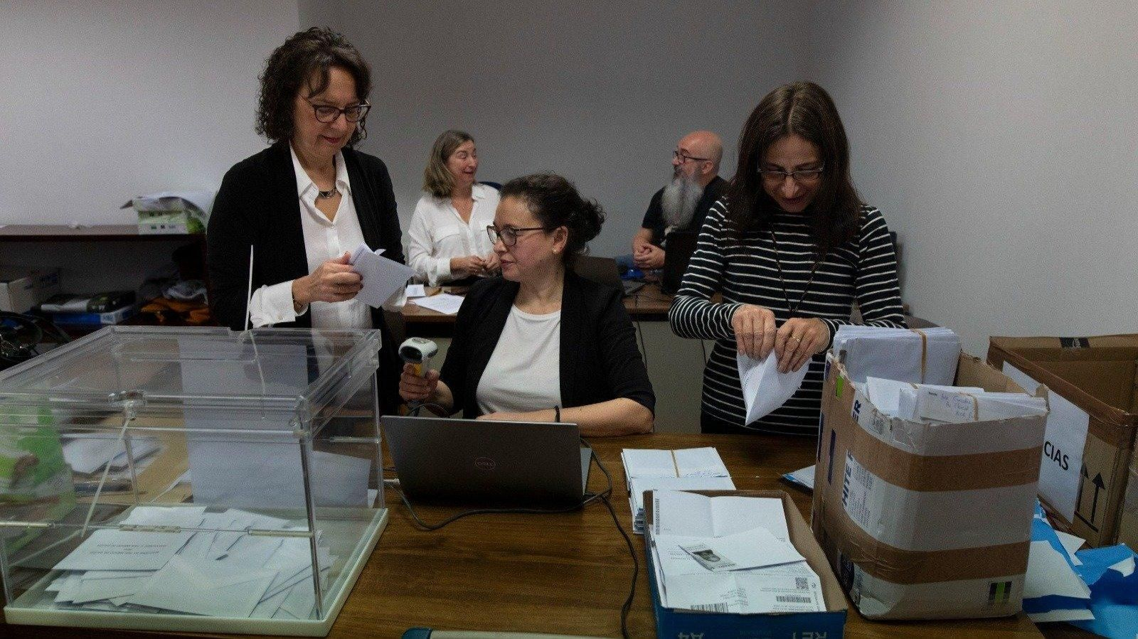 El recuento del voto CERA de las elecciones gallegas en la provincia de Ourense. // LR