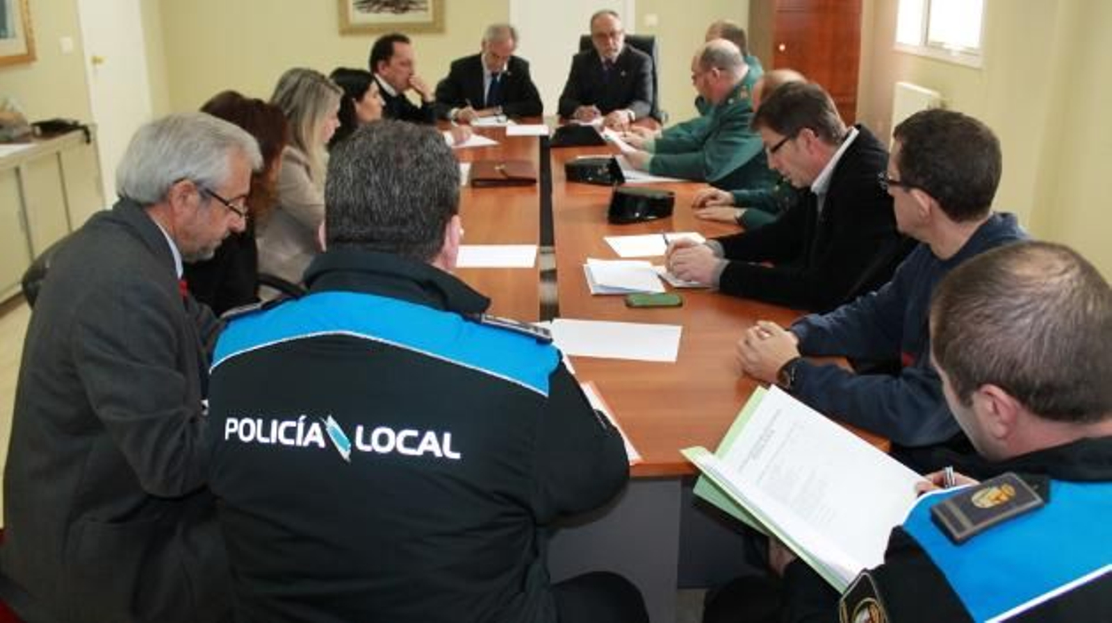 Las autoridades y fuerzas de seguridad en un momento de la reunión, en el Concello.