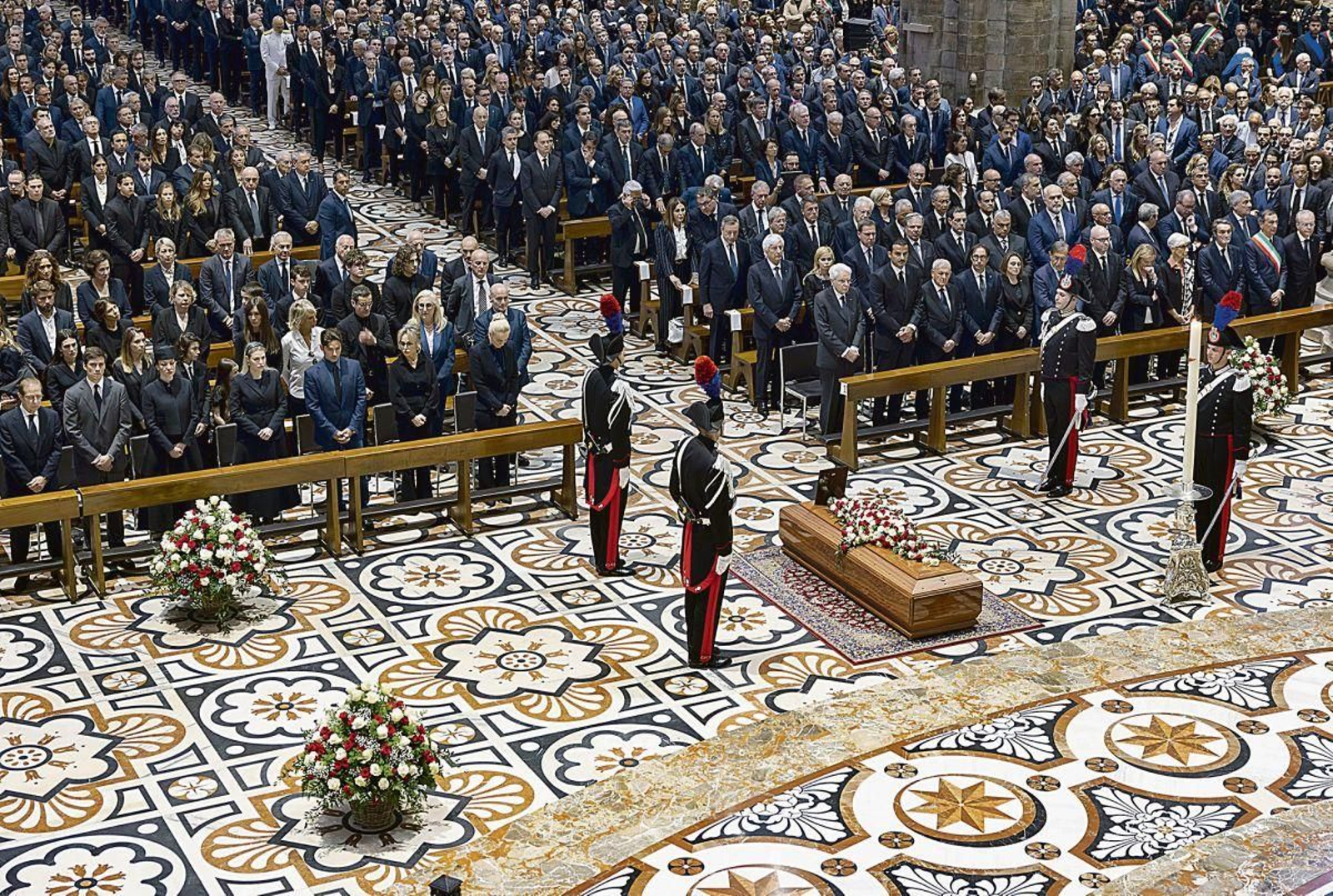 El ataúd de Silvio Berlusconi, ayer en la Catedral de Milán (Duomo) durante el funeral de estado.