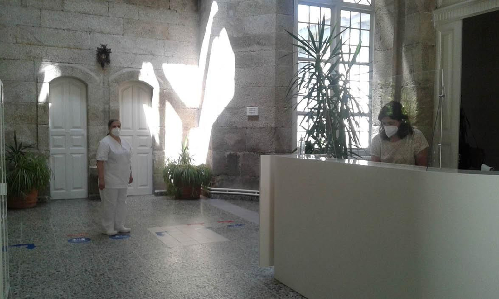 Dos trabajadoras del Gran Balneario de Carballiño, ayer en la recepción. (S.P.)