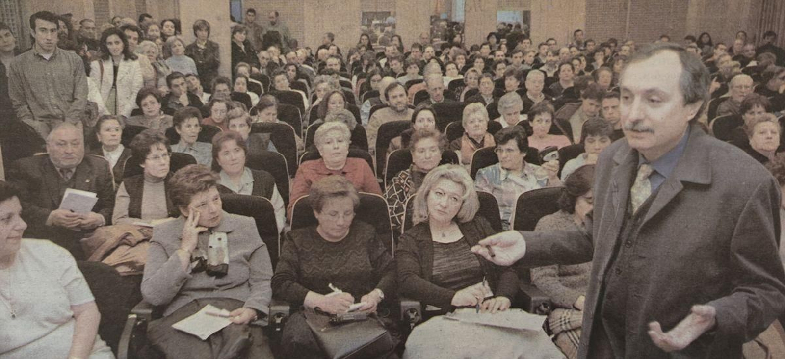 El doctor Domingo Pérez León ante el público del Foro La Región.