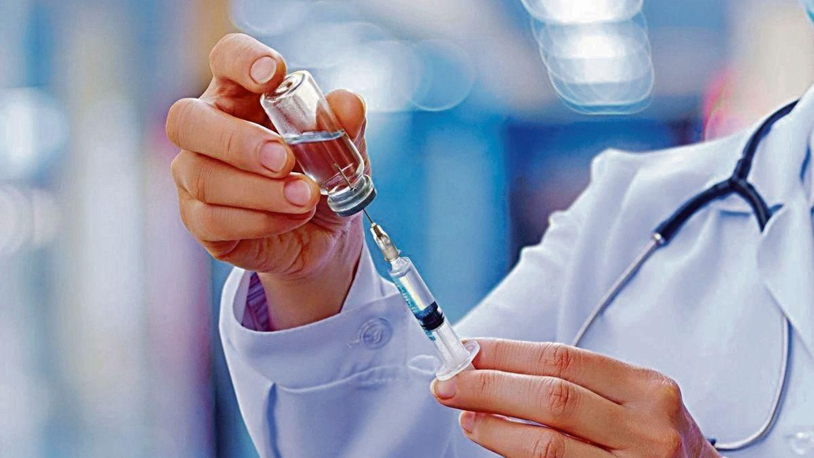 Un médico prepara la dosis de una vacuna.