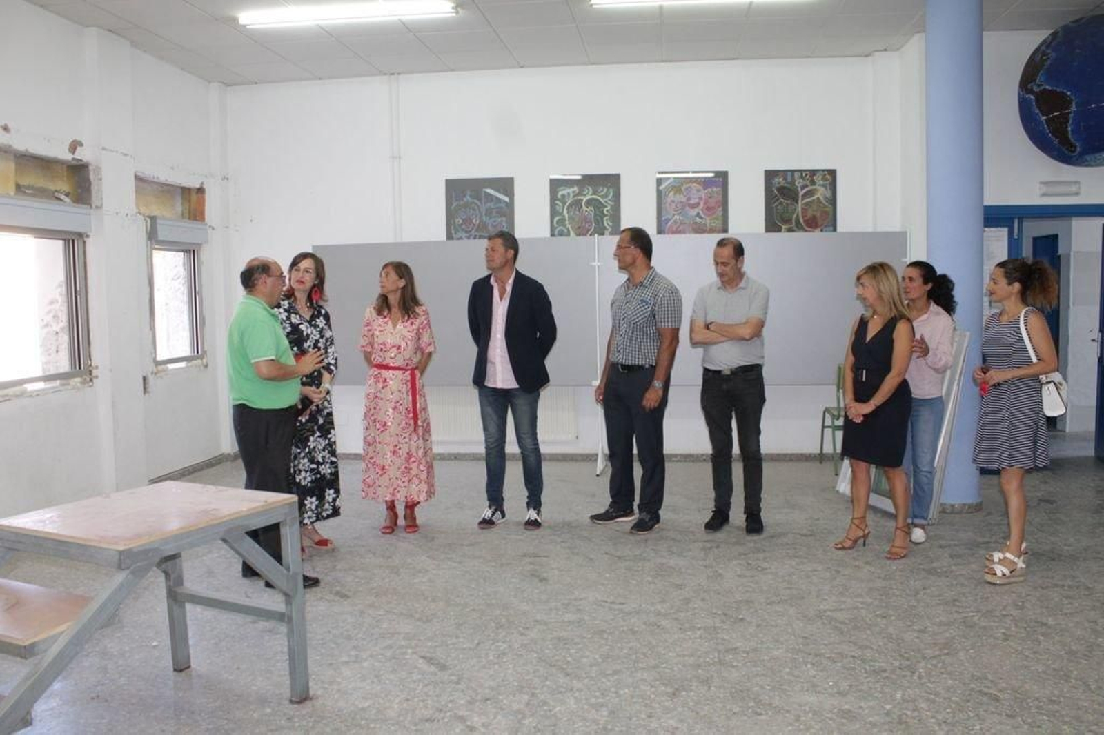 La directora Isabel Martínez (izquierda) recalcó la importancia de rematar las aulas y el espacio de usos múltiples.