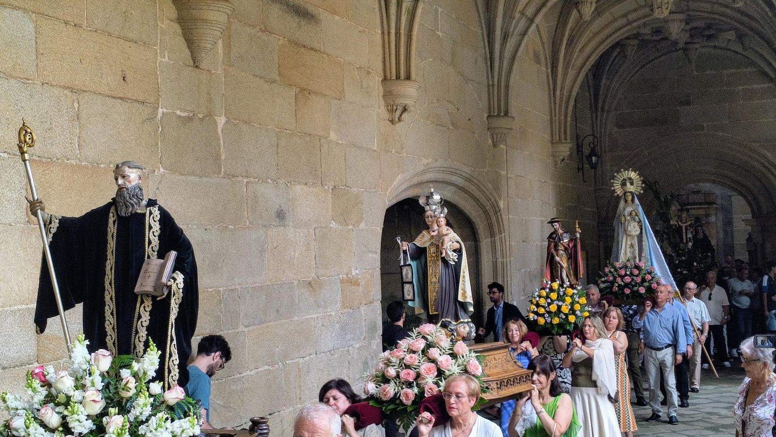 Cuatro de las imágenes en la procesión en el Monasterio de San Juan de Poio.