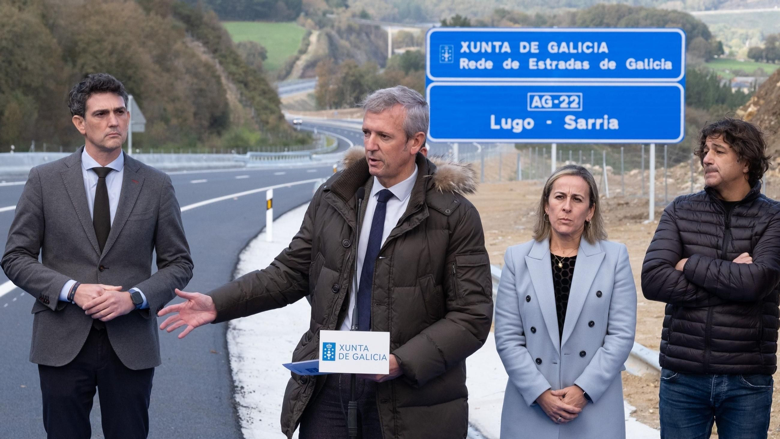 El presidente de la Xunta, Alfonso Rueda, acompañado de la conselleira de Infraestruturas e Mobilidade, Ethel Vázquez, en la puesta en servicio de la autovía AG-22 Nadela-Sarria.