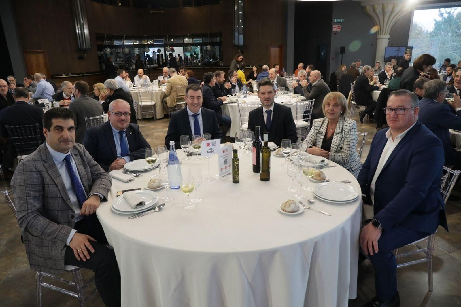 MESA RÍO MIÑO | Román Rodríguez, ponente del Foro La Región y conselleiro de Cultura y Turismo de la Xunta de Galicia; César Fernández, vicepresidente de la Diputación de Ourense; Xosé Pastoriza, director de La Región; Gabriel Alén, delegado territorial de la Xunta de Galicia; Marisol Nóvoa, presidenta de la Confederación Empresarial de Ourense, y Ricardo Lombera, director general de Formación Profesional y Educación Permanente de Cantabria.