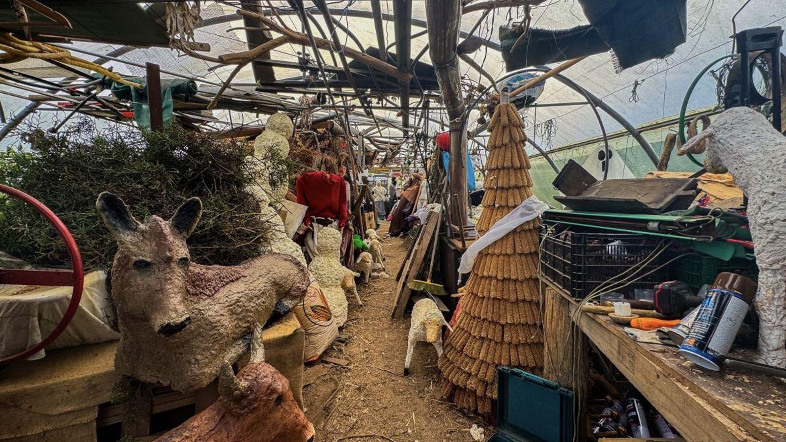 O taller de Mella e Moreira na súa casa, onde elaboran as figuras do belén.