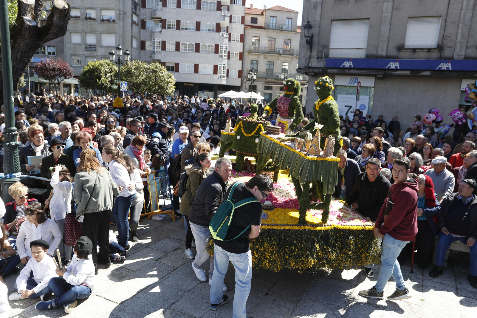 Vecinos y visitantes contemplaron las originales creaciones. // JV 
Landín