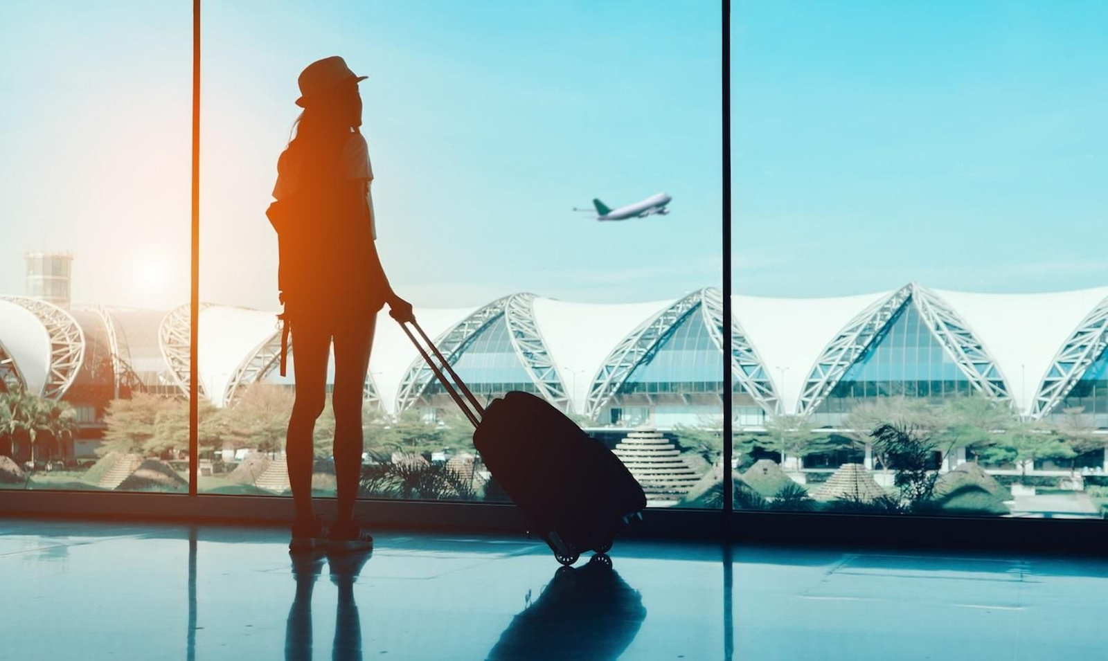 Un joven mira por los ventanales del aeropuerto