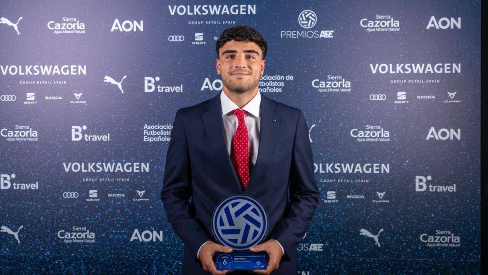 Pablo Parrilla con su premio que lo reconoce como el mejor jugador de Tercera División