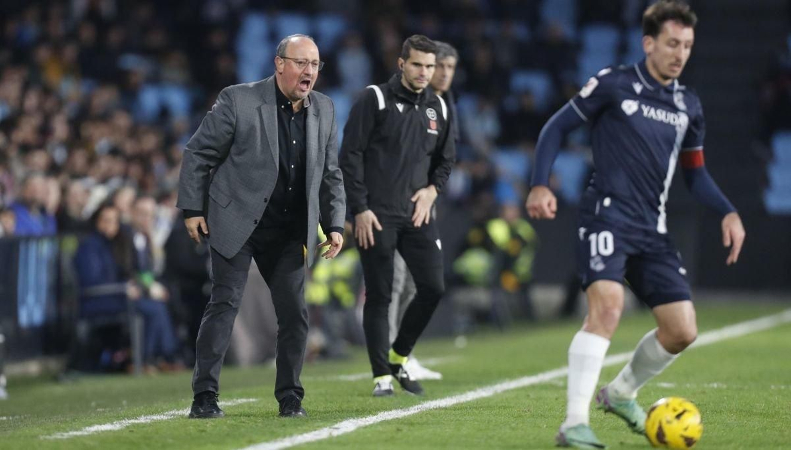 Rafa Benítez gesticula en la banda en el partido en Balaídos.