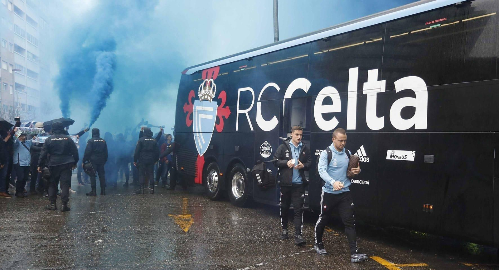 Los botes de humo celeste y los cánticos acompañaron al autobús // J.V. Landín