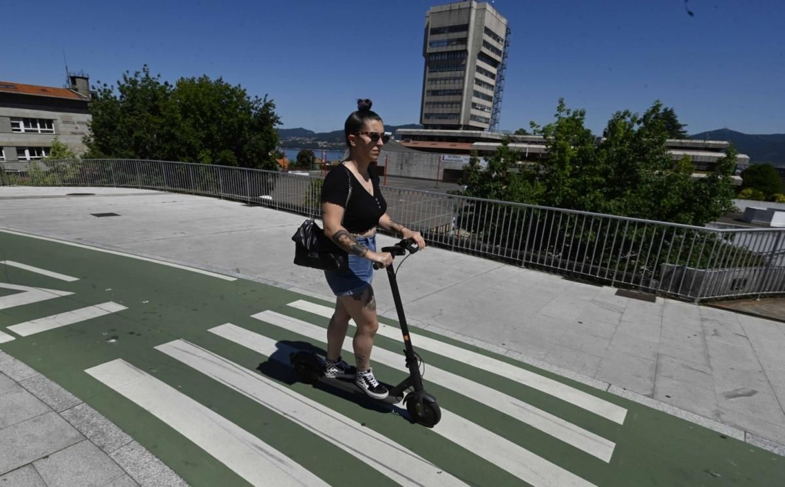 Un patinete eléctrico pasa ante el Concello.