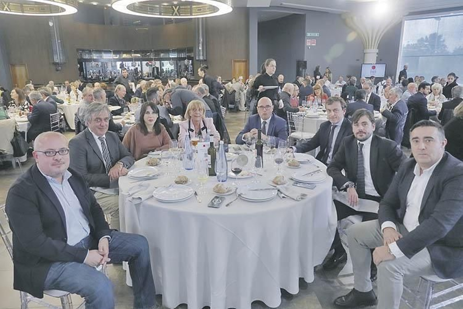 César Fernández, vicepte. 2º de la Deputación; Pedro Puy, portavoz del PP en el Parlamento; María Jesús Lorenzana, conselleira de Promoción de Emprego e Igualdade; Marisol Nóvoa, pta. de la CEO; Manuel Cermerón, dir. general de Aguas de Barcelona; José Luis Gavela Varela, pte. de la Fundación San Rosendo; Mauro Outeiriño, gerente de La Región, y Jorge Pumar, concelleiro del PP en Ourense.