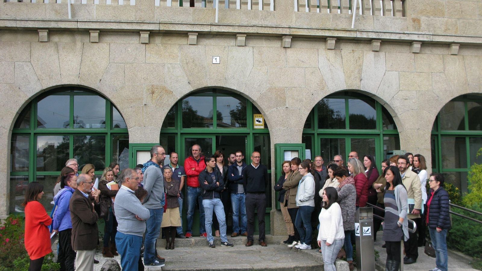 Políticos y trabajadores, en el Concello de Nigrán.