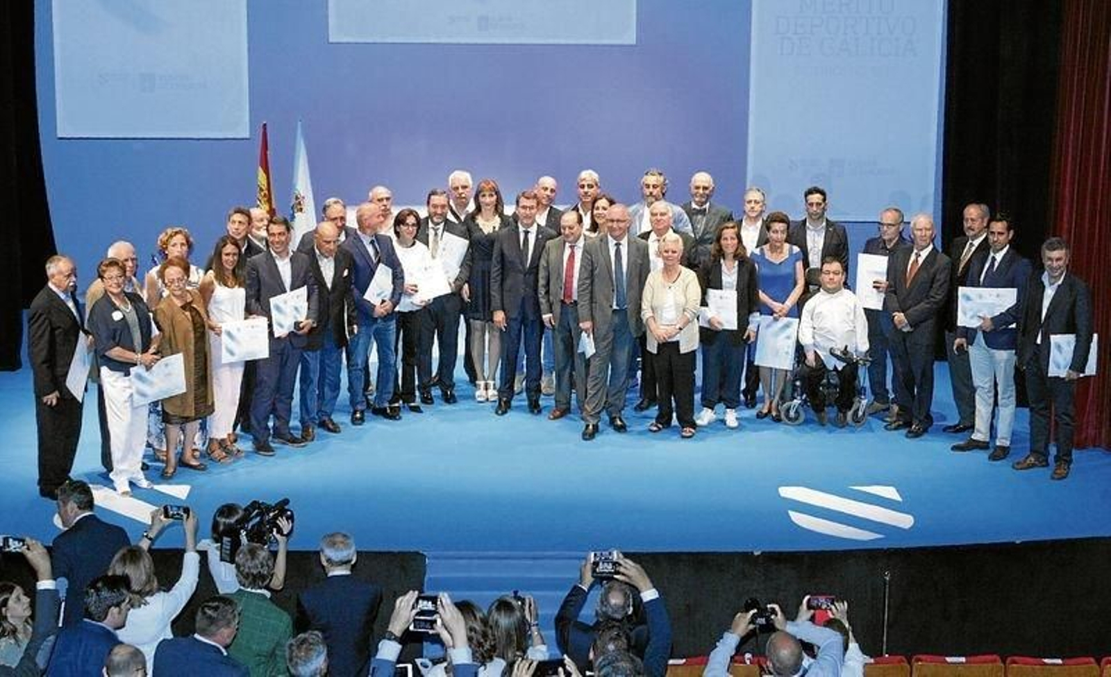 Los galardonados y las autoridades al finalizar la gala de entrega de las Distinciones al Mérito Deportivo de Galicia, evento desarrollado el pasado jueves en Noia.