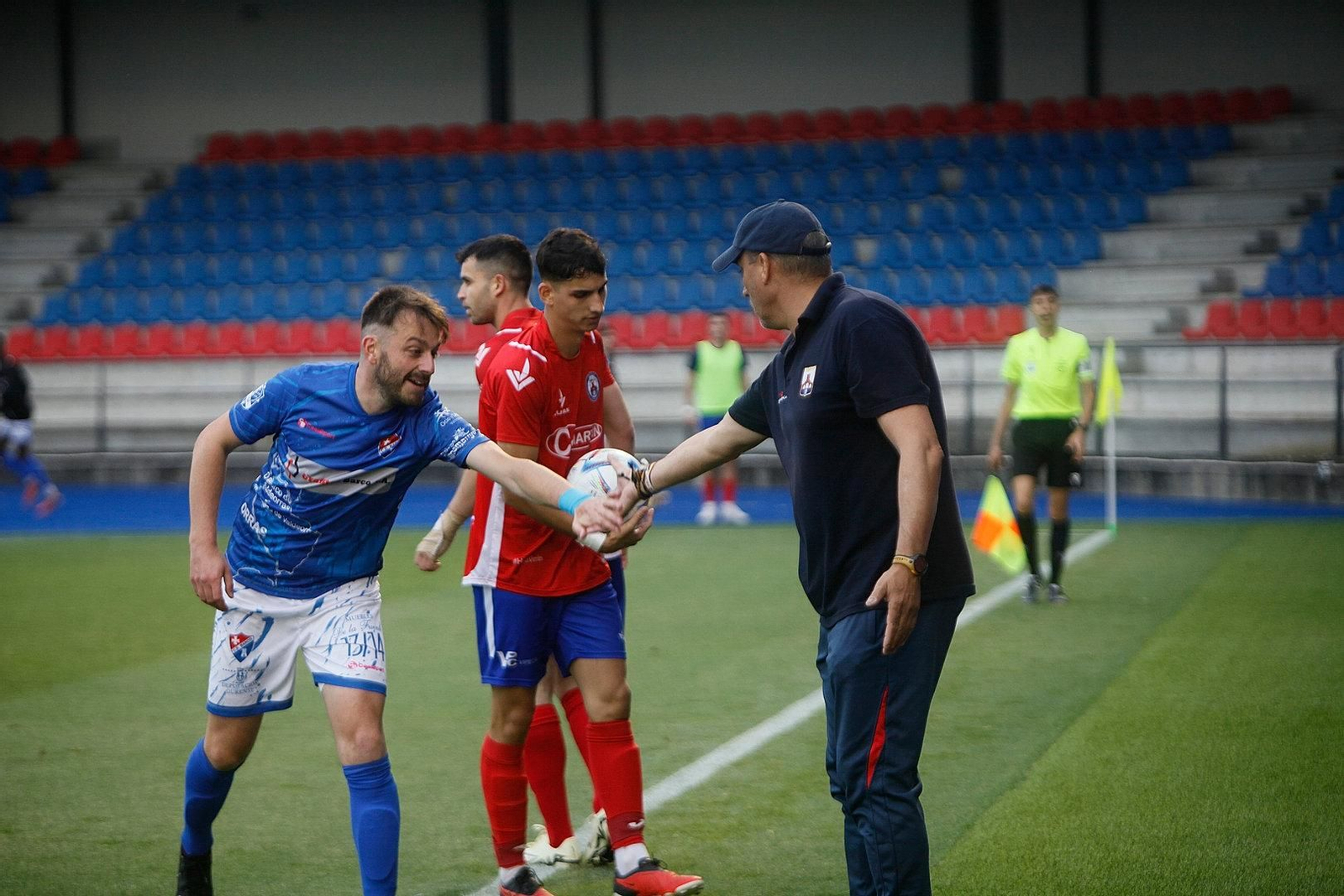 Sotelo entregando el balón a los jugadores.