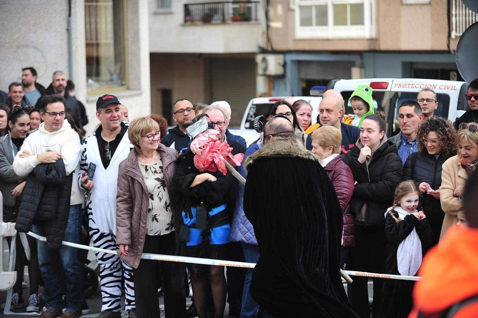 Galería | Color y retranca se pasean por las calles de A Valenzá durante su Martes de Entroido