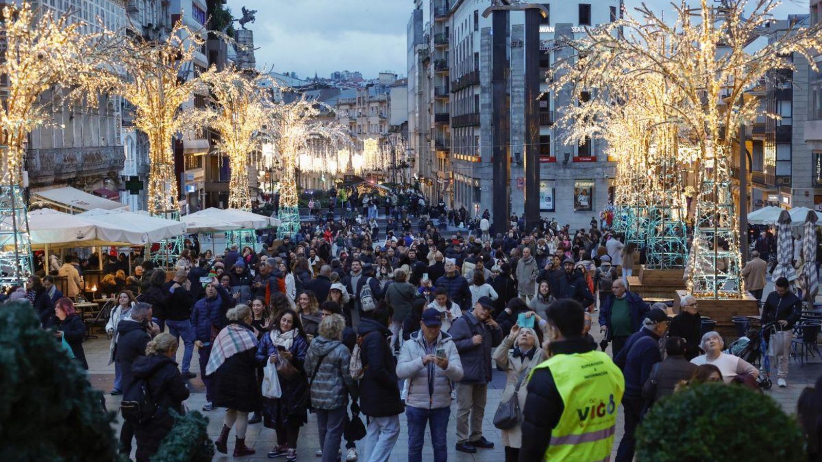 Una multitud agolpada en Porta do Sol para esperar el encendido del árbol, antes de que comenzase la lluvia