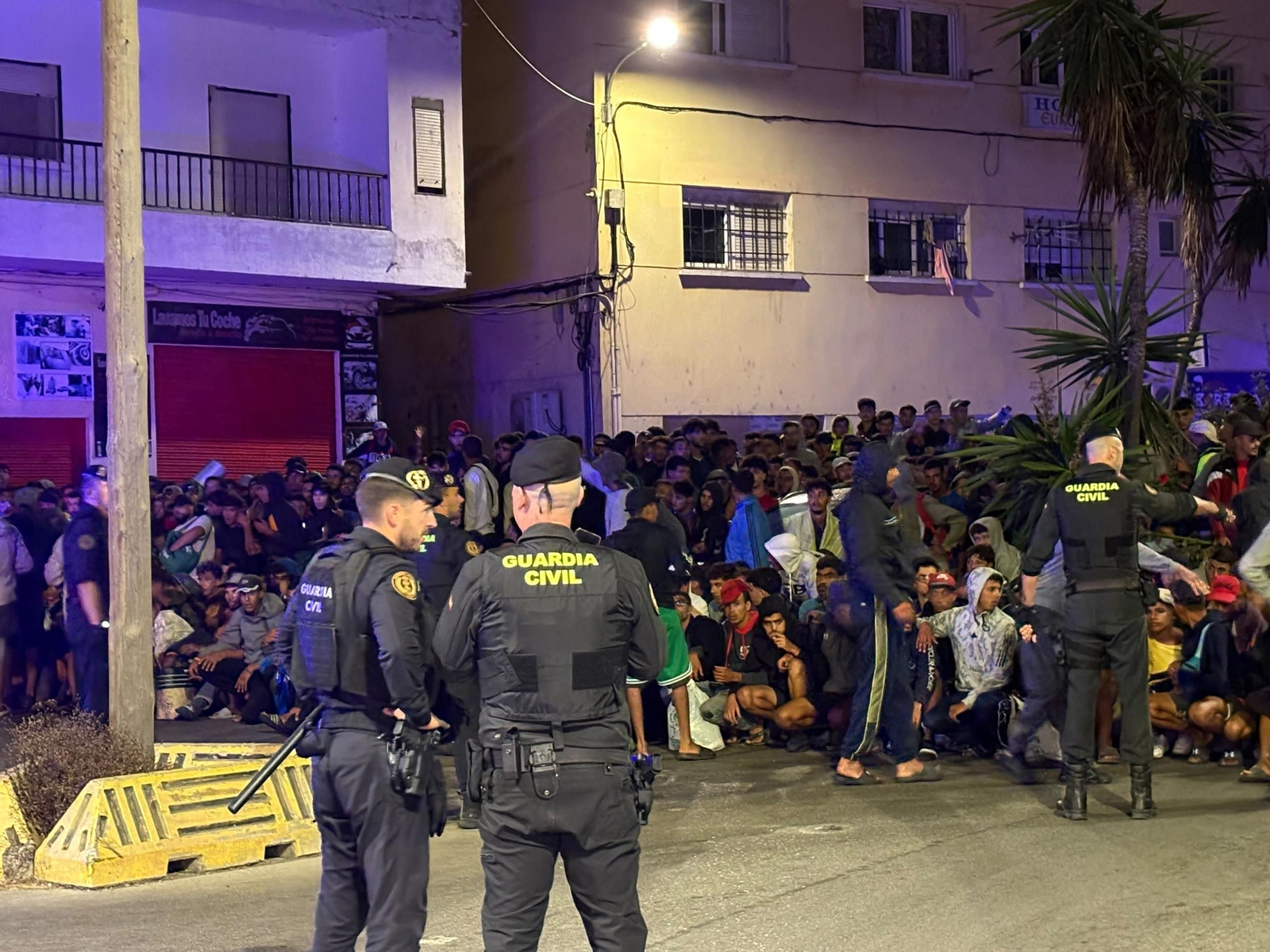 EuropaPress_7782623_La_Guardia_Civil_organiza_a_los_migrantes_para_su_