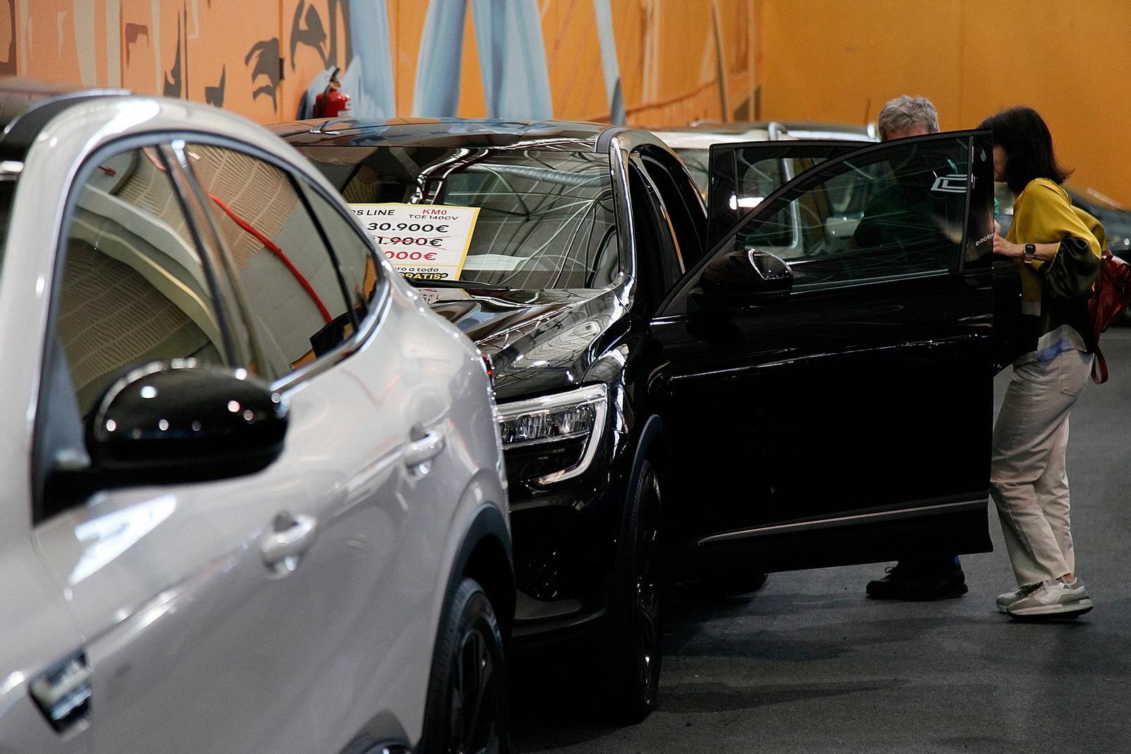 Imagen de dos de los coches expuestos en el recinto.