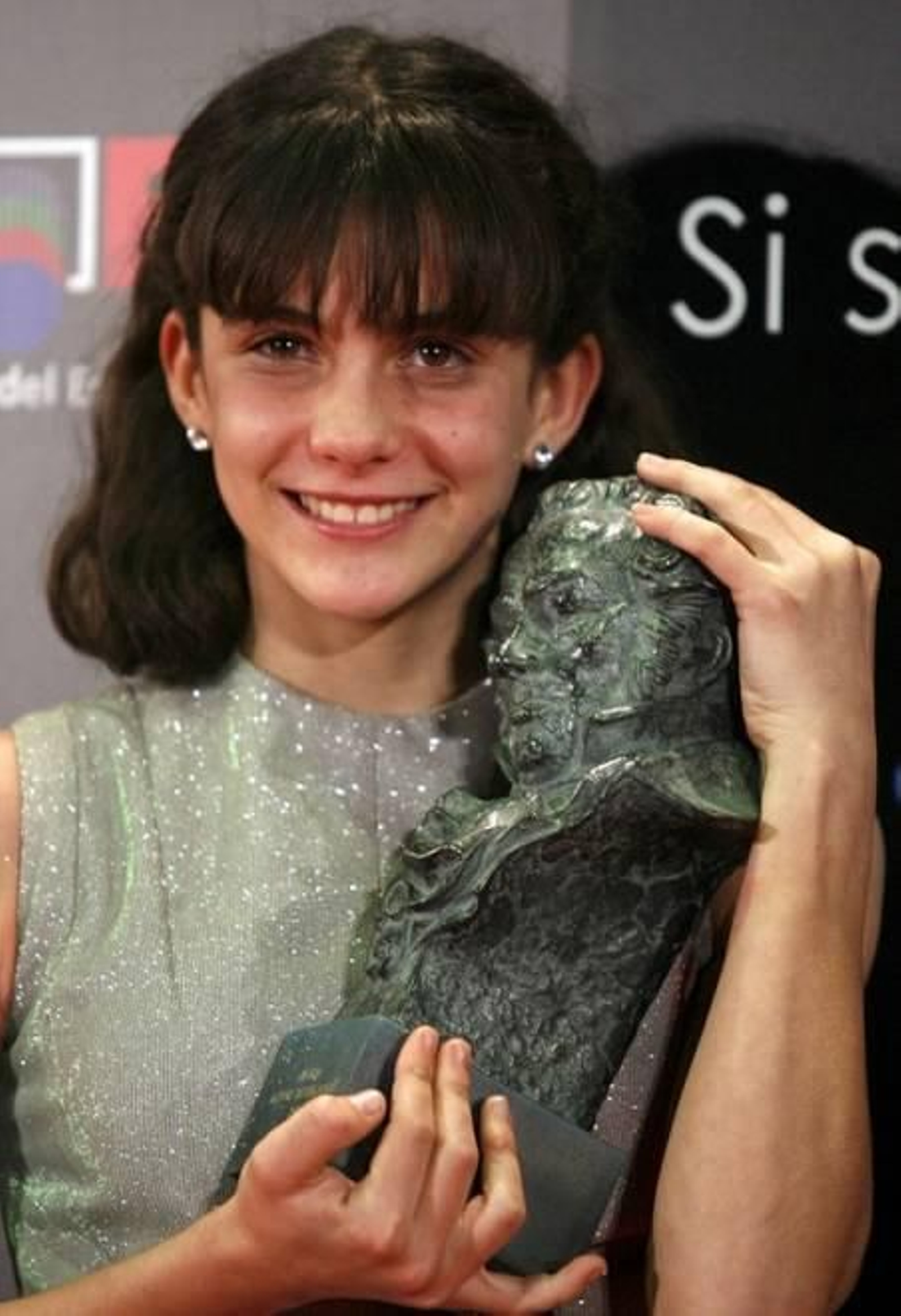 La actriz Marina Comas posa tras recibir el premio Goya a la mejor actriz revelación por su trabajo en 'Pa negre'.