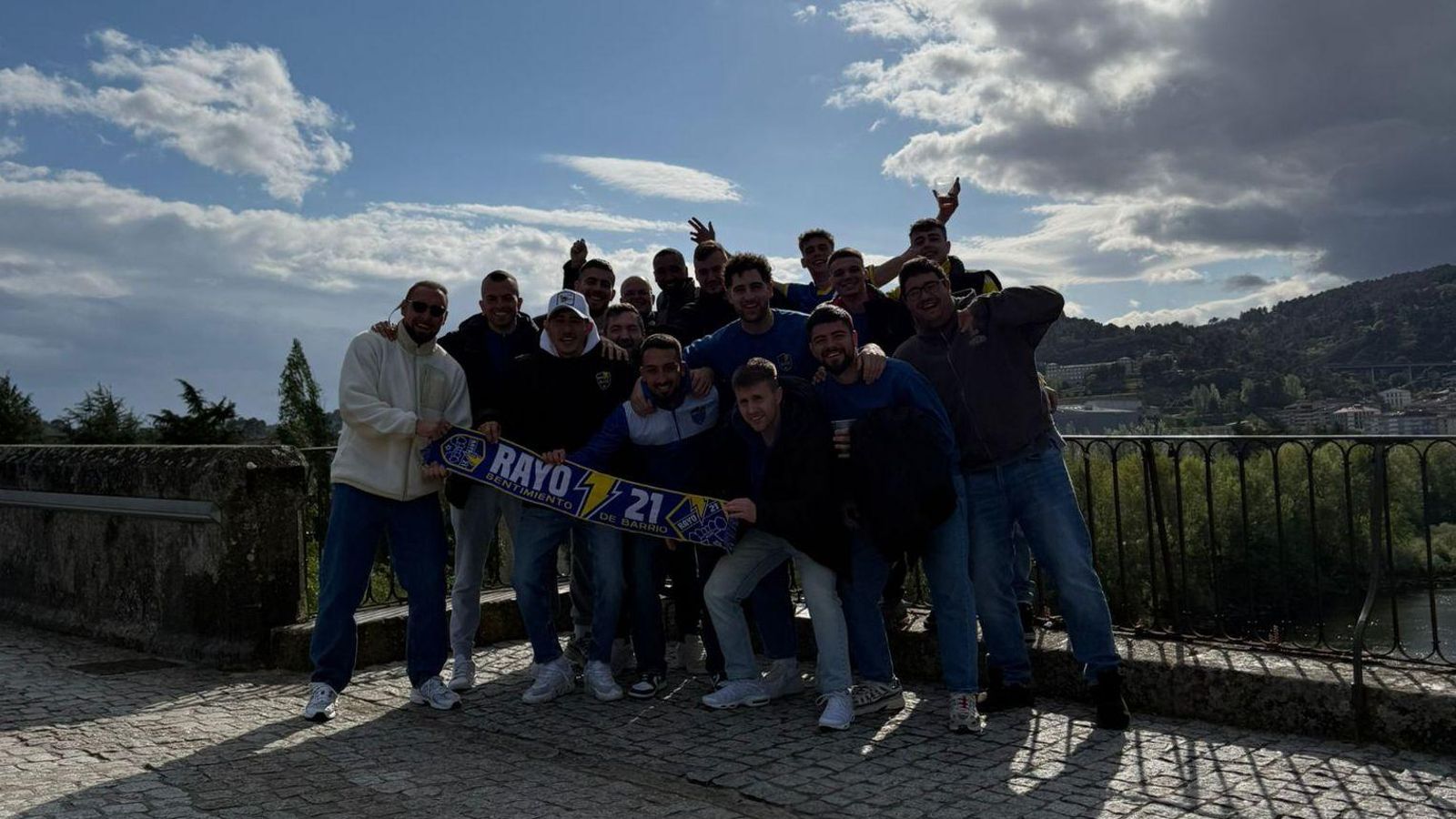 Jugadores del Rayo 21 celebrando el ascenso a Primera Futgal en el Puente Romano.