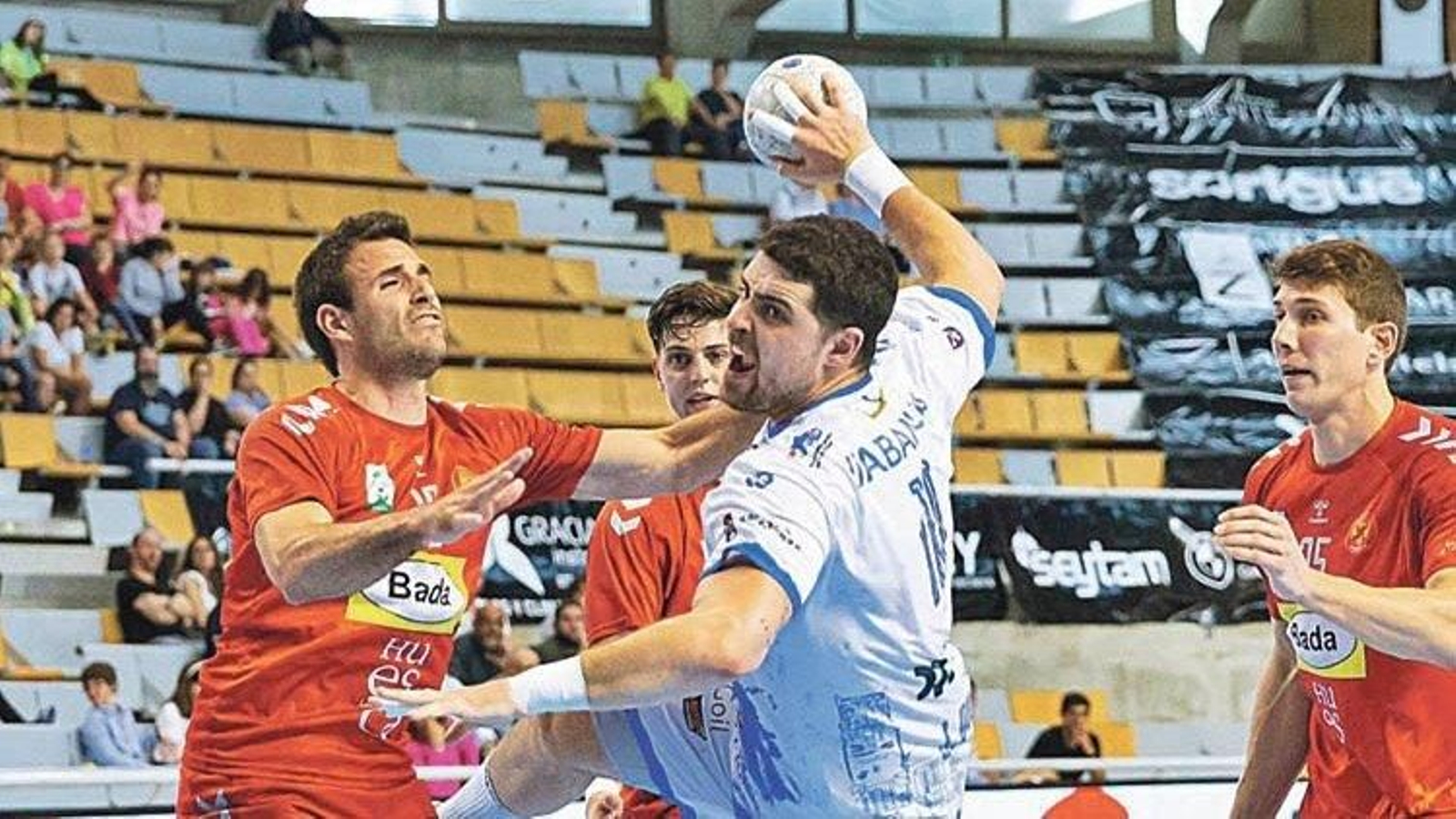 El Balonmán Cangas ganó en la pista del Huesca en la jornada anterior.