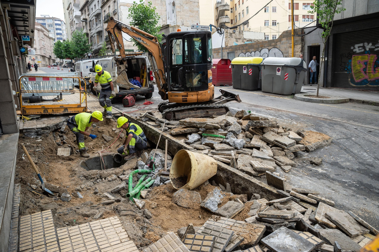 Destrozos pola tormenta na rúa Celso Emilio Ferreiro e na contorna. FOTO: ÓSCAR PINAL