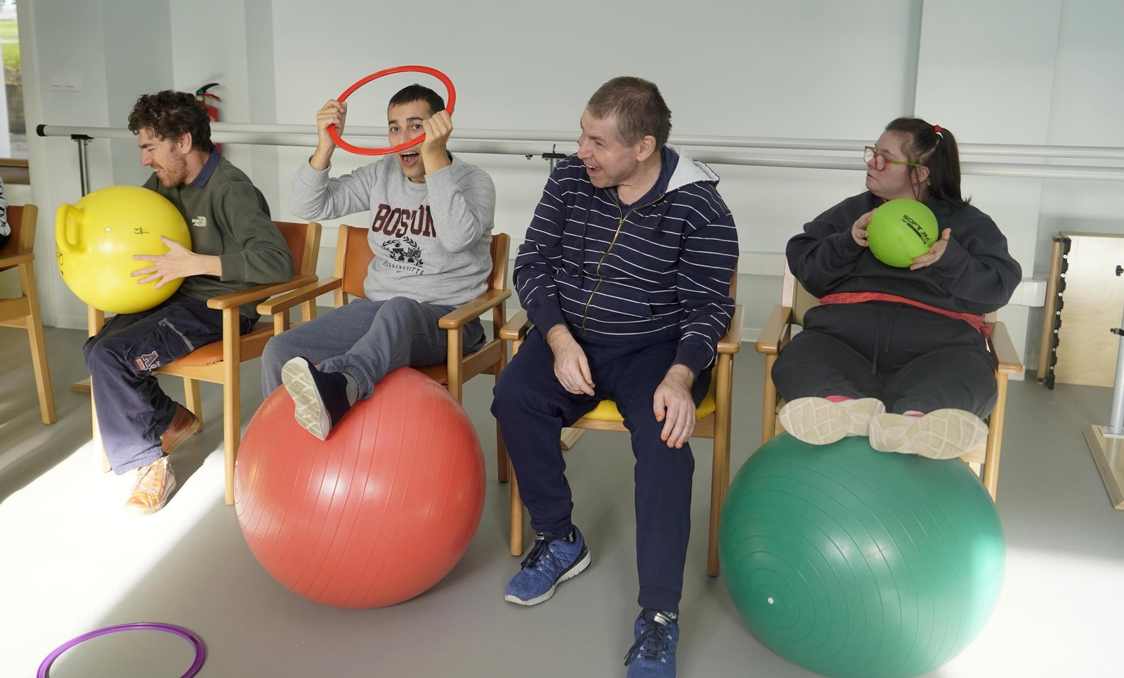 El ejercicio es parte de la vida cotidiana. Usuarios con grandes necesidades, ayer en el gimnasio de Aspanaex.