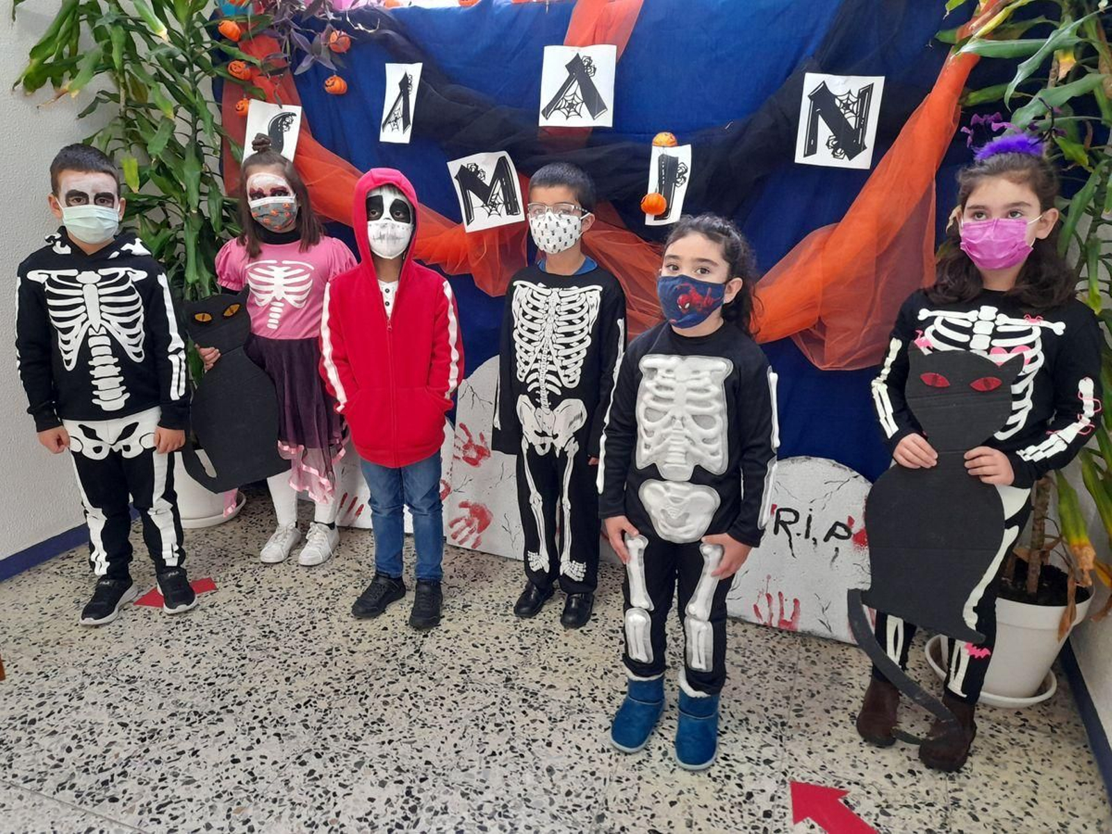 A Inmaculada. Os disfraces de esquelete son un clásico destas datas.