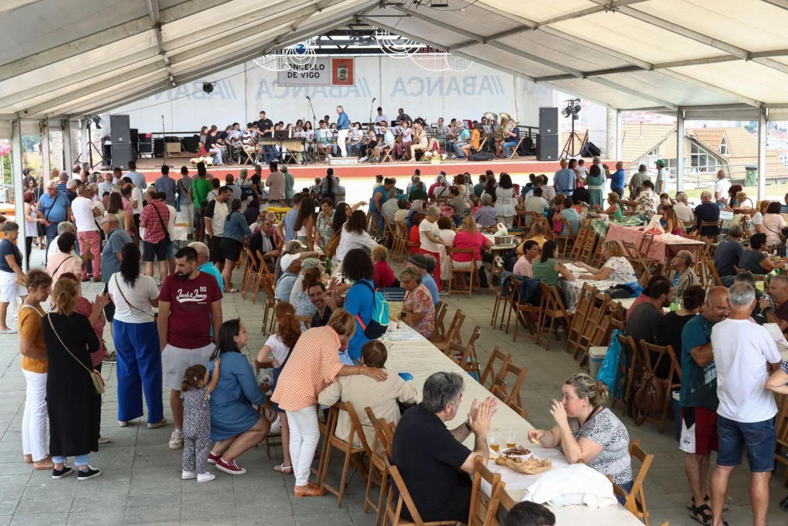 Los vecinos, concentrados en la carpa durante la Festa do Socio para disfrutar de la Agrupación Musical Atlántida y del ‘xantar’.
