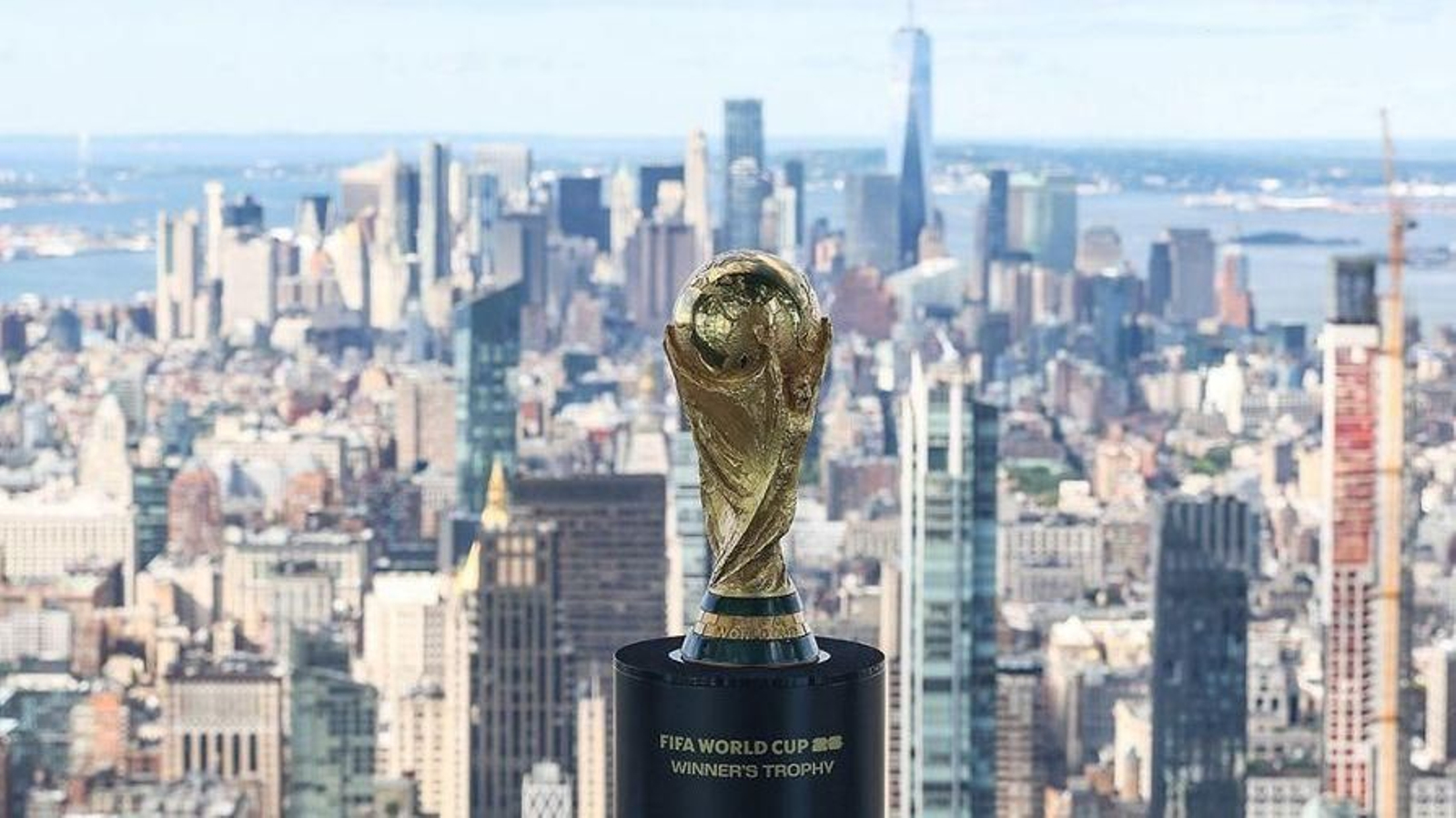 El trofeo del Mundial, en una exhibición realizada antes de la final, con la ciudad de Nueva York al fondo.