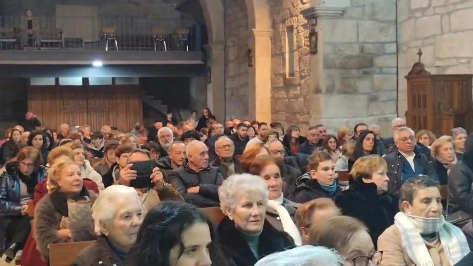 Os veciños encheron a igrexa.