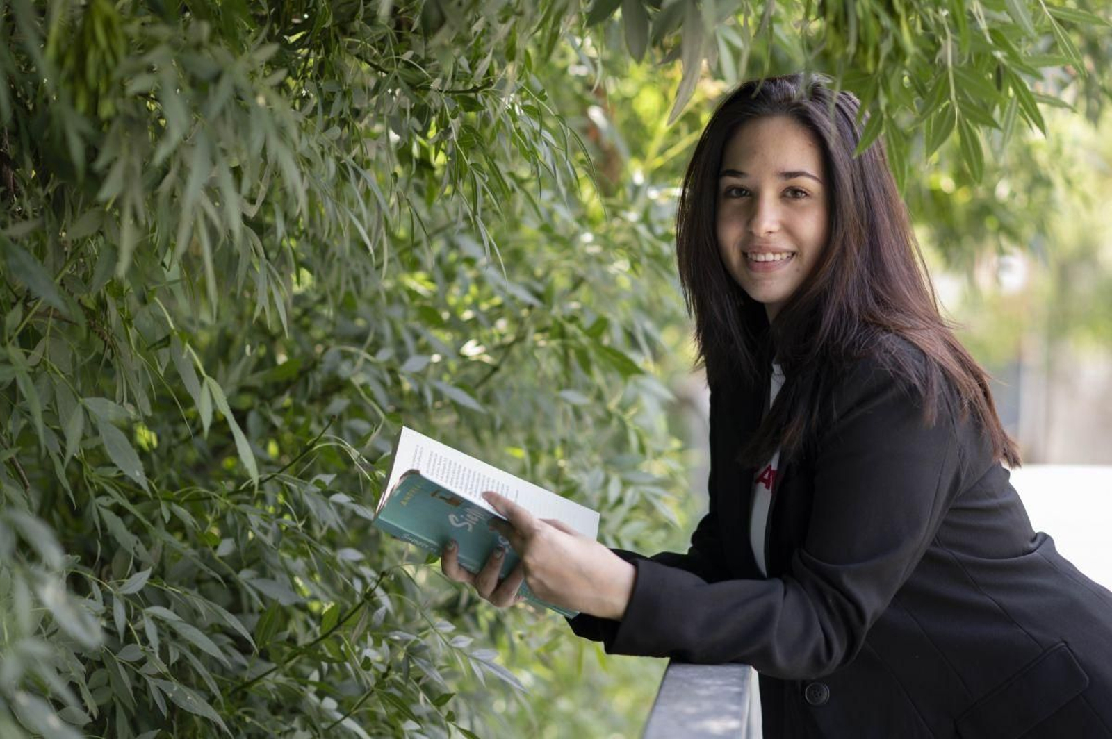 Andrea Herrera, con su nuevo libro “Siempre es verano contigo”, ayer en el Campus.