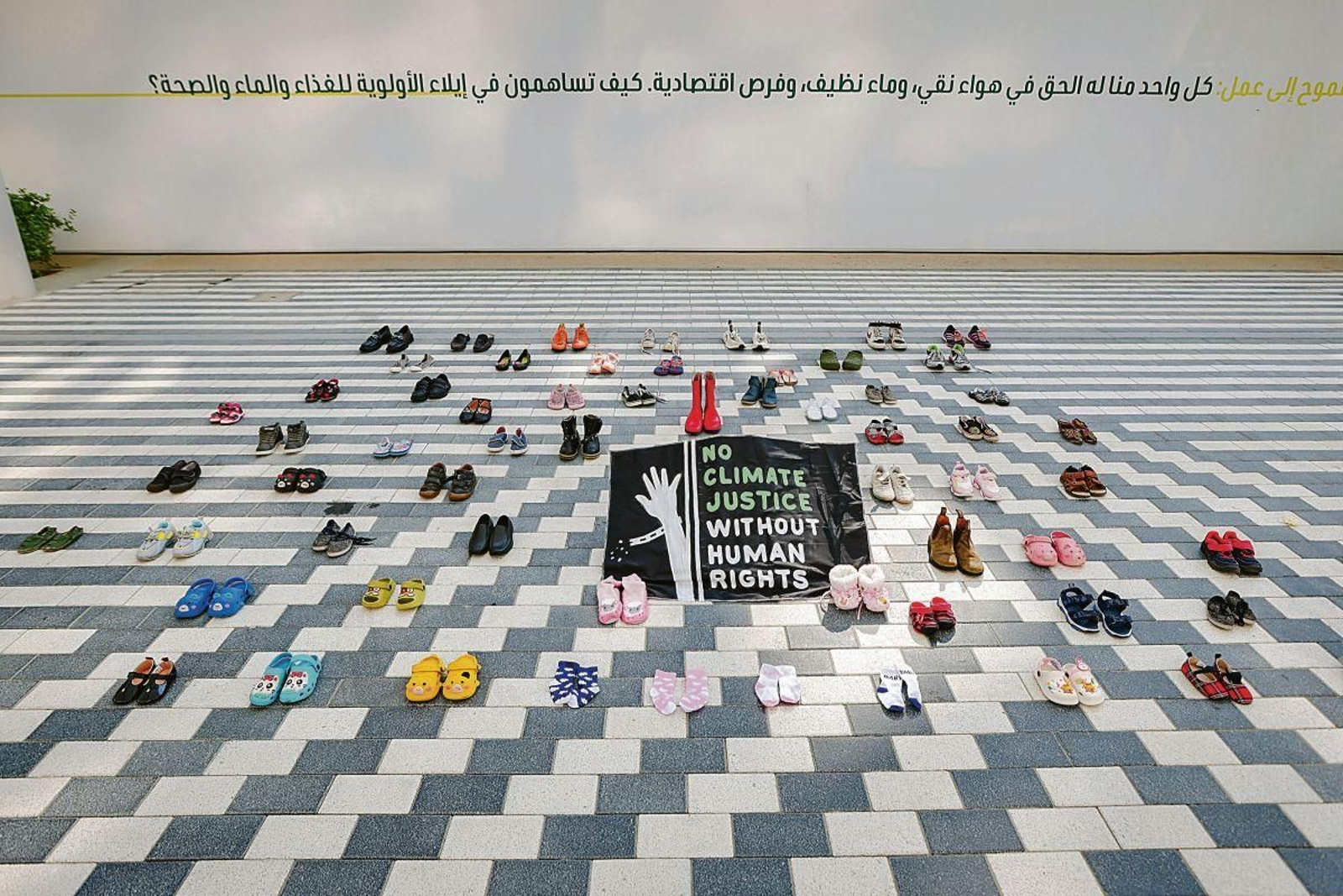 Pares de zapatos en el suelo en una protesta durante el encuentro sobre el Cambio Climático.