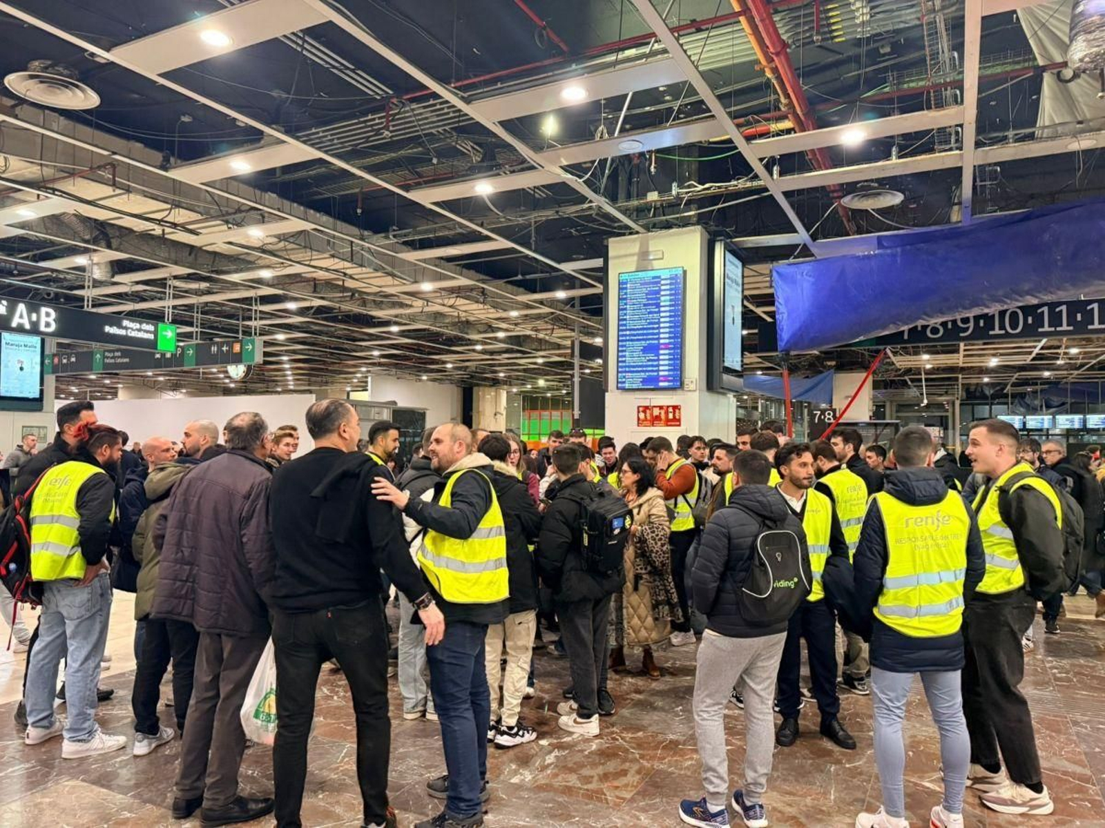 Concentración de maquinistas de Rodalies en la estación de Sants de Barcelona.