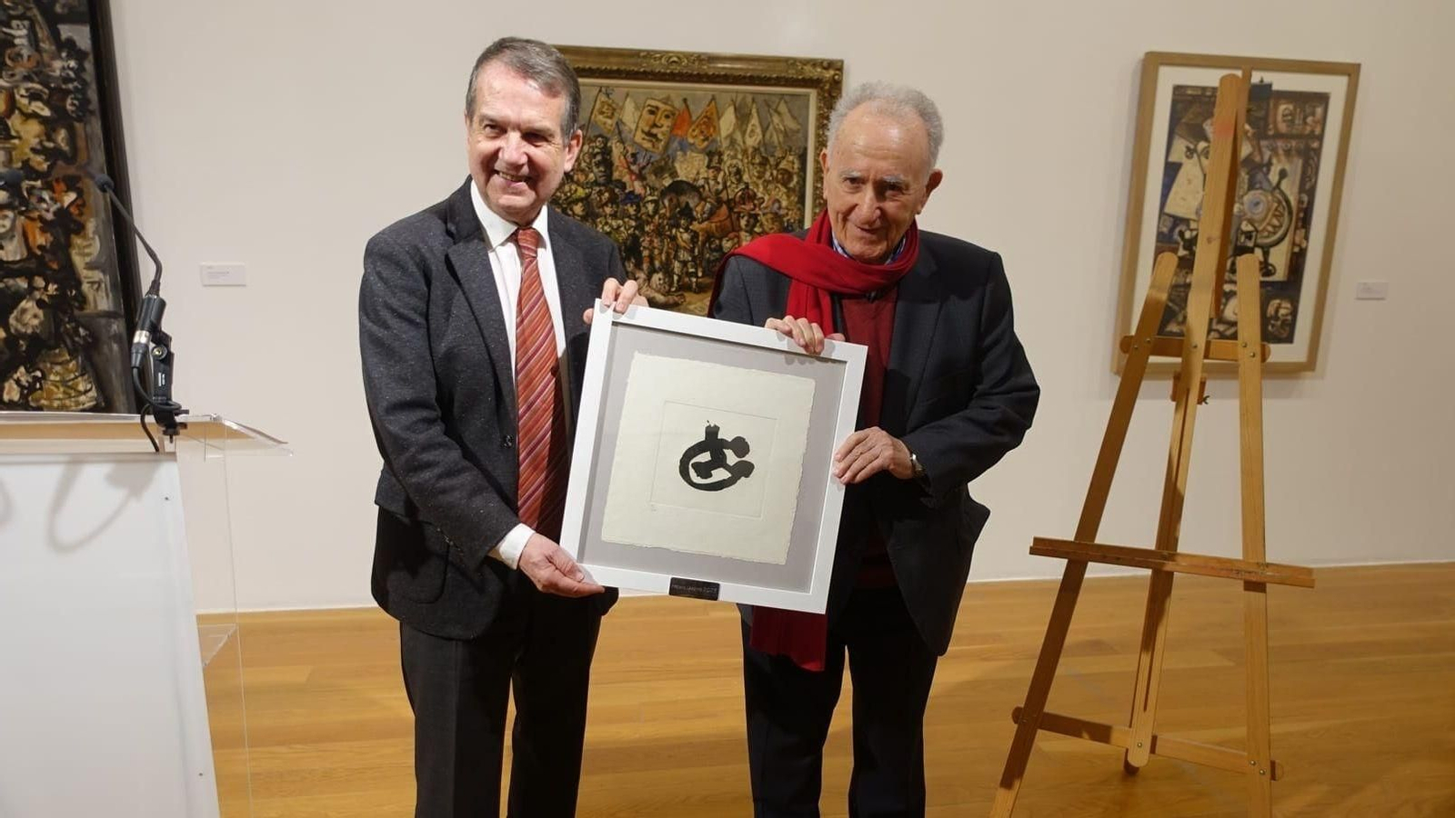 El presidente de la Fundación Laxeiro y alcalde de Vigo, Abel Caballero, entrega el Premio Laxeiro 2023 al intelectual galeguista Xesús Alonso Montero.