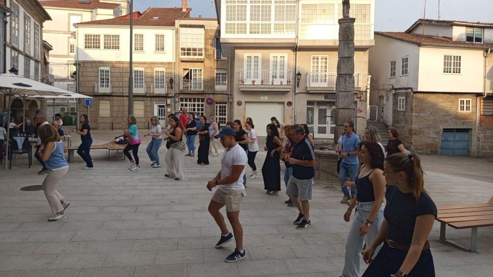 A primeira clase de baile por conta da profesora Loly da academia Danzón na Praza do Millo.