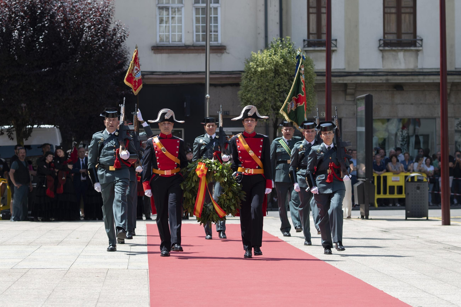 Galería | O Barco de Valdeorras se vuelca con el 182 aniversario de la Guardia Civil