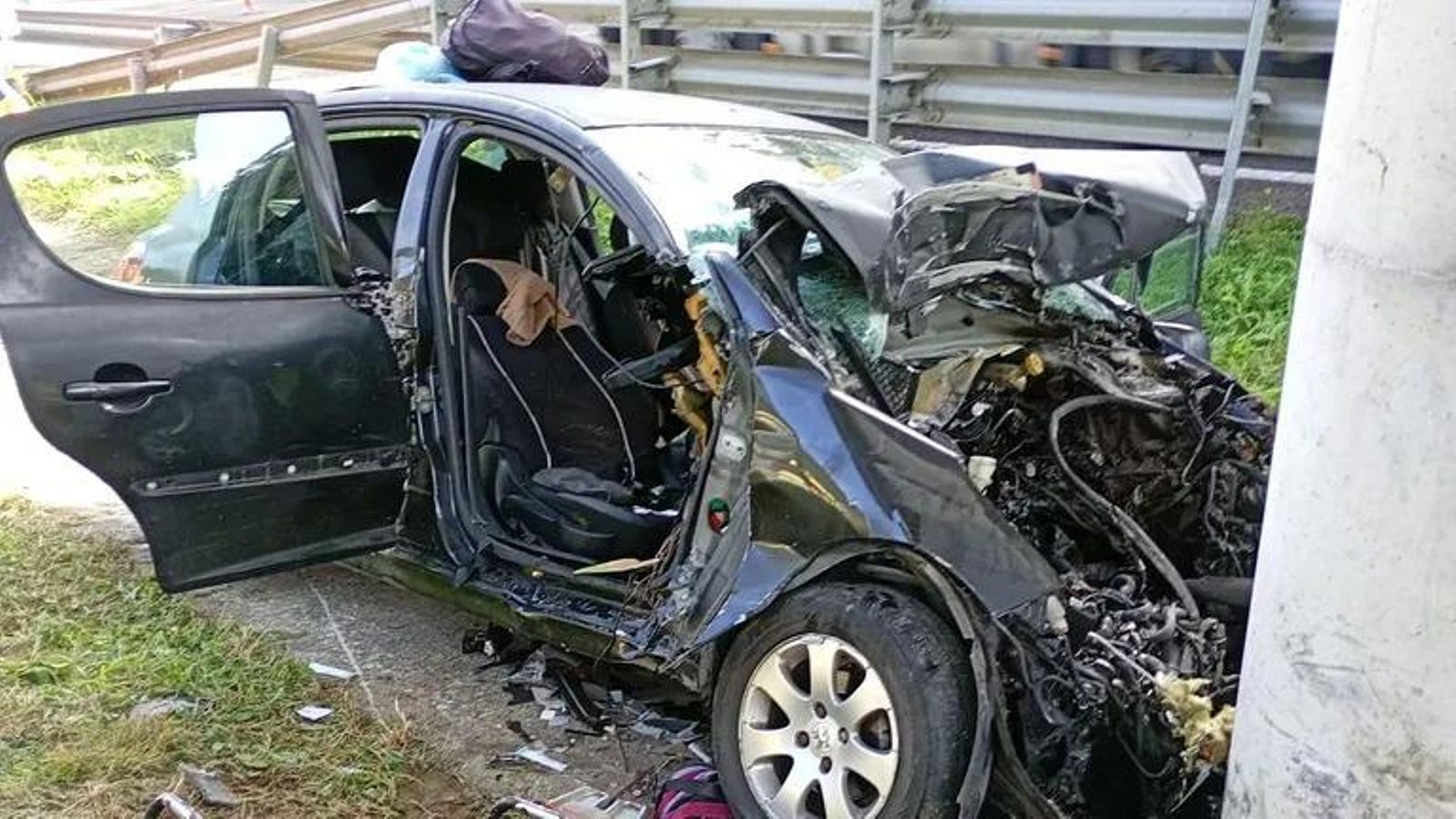 El vehículo quedó completamente destrozado tras impactar contra la columna de un viaducto de la A-8, en Ribadeo.