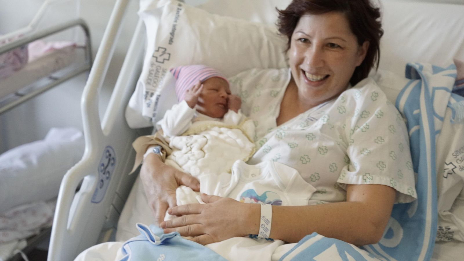 Raquel Carrera, con su hijo Anxo, primer bebé nacido en Galicia.