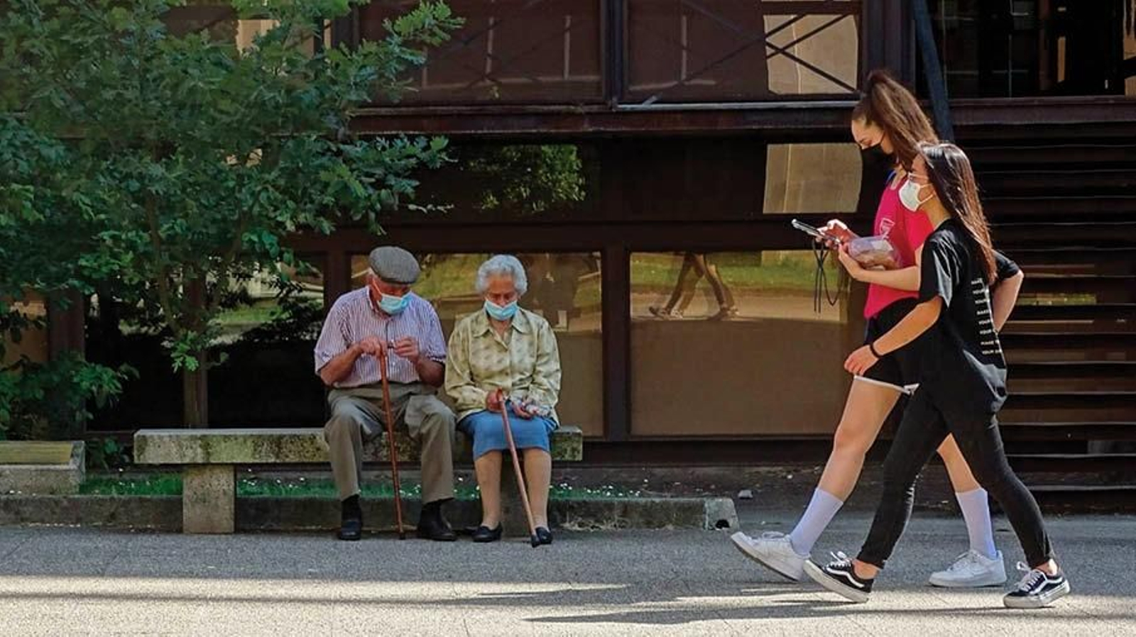 Una pareja mayor descansa en un banco a la sombra en el entorno del Campus de la ciudad. (MARTIÑO PINAL)