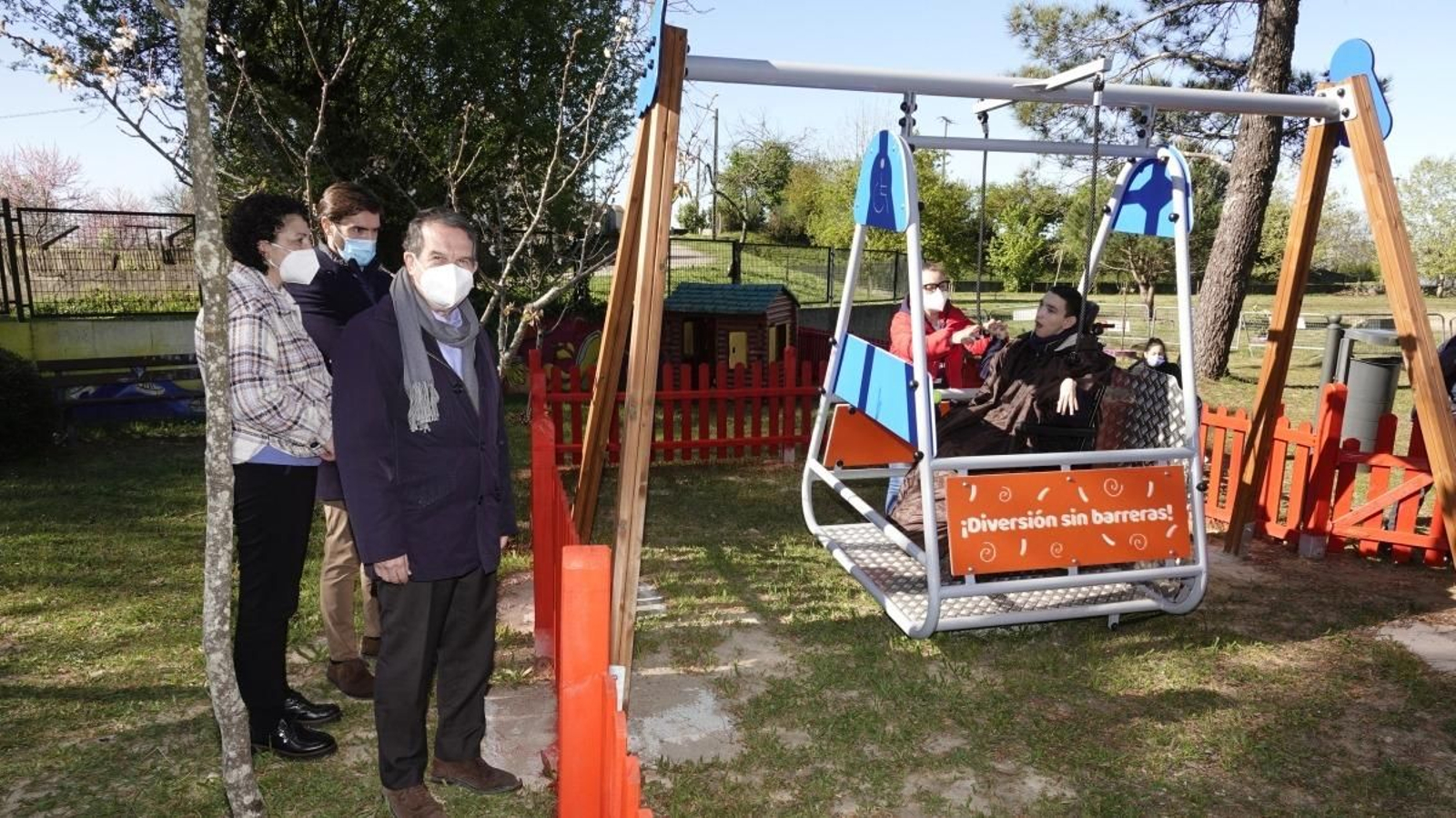El alcalde Abel Caballero visitó ayer las instalaciones del Centro de Educación Especial Saladino Cortizo para comprobar el funcionamiento del columpio adaptado para su uso con silla de ruedas.