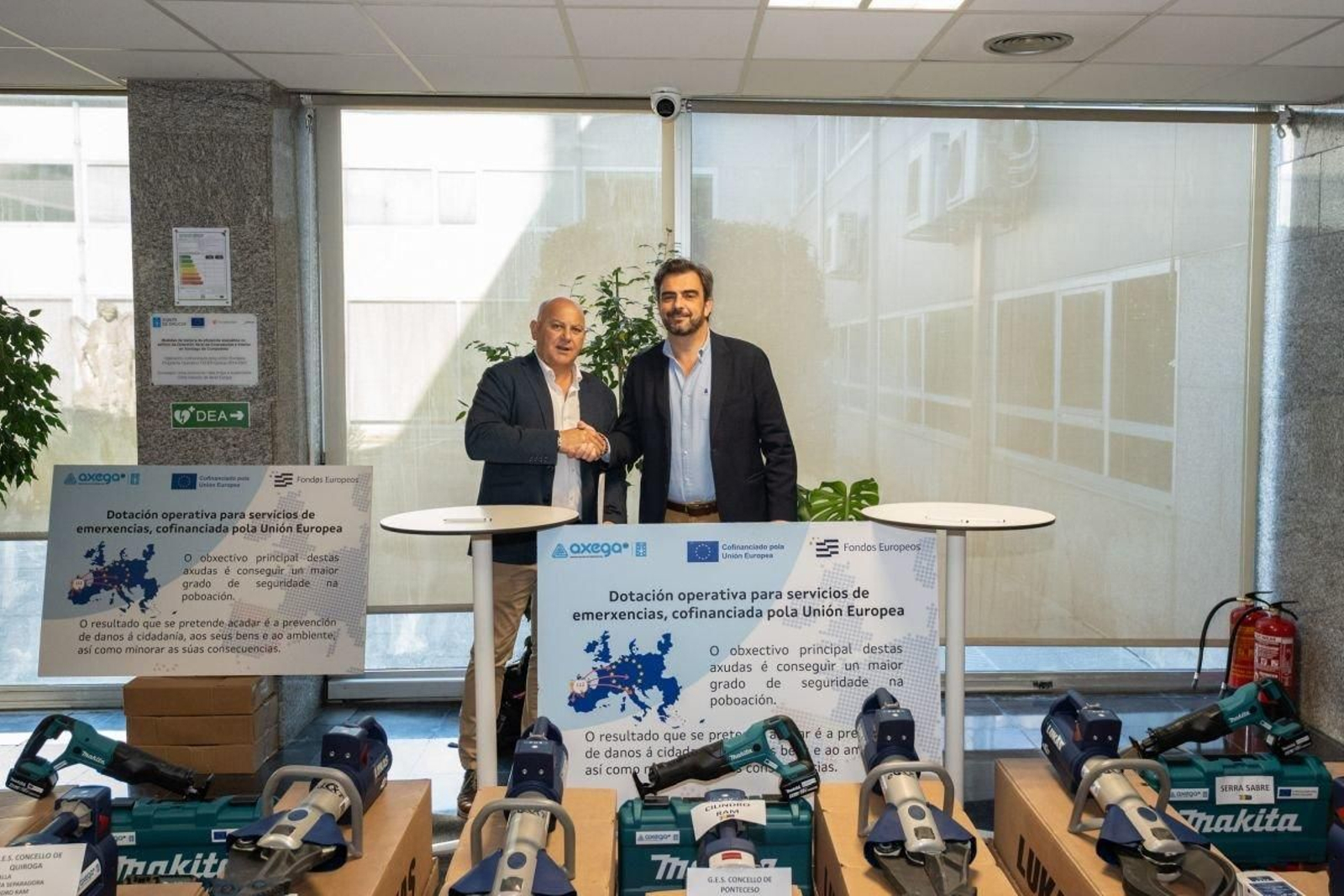 Jaime Sousa y Diego Calvo durante la entrega del material.